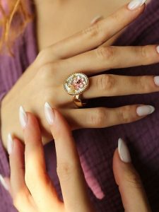 Pierres de Jade Pozłacany pierścionek z perłą rozmiar: onesize. Różowe pierścionki Pierres de Jade, z perłą, pozłacane. Za 39,99 zł.