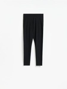 Legginsy z bawełną - czarny. Czarne legginsy Reserved, bez wzorów, z bawełny. Za 39,99 zł.