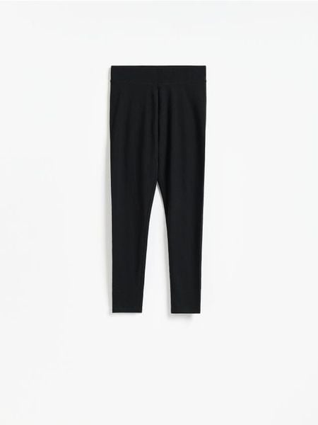 Legginsy z bawełną - czarny. Czarne legginsy Reserved, bez wzorów, z bawełny. Za 39,99 zł.