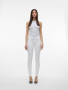 Vero Moda Dżinsy "Alia" - Skinny fit - w kolorze białym rozmiar: XS/L30. Białe jeansy Vero Moda, z aplikacjami, ze skóry. Za 41,59 zł.