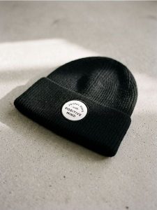 Prążkowana czapka beanie z naszywką - czarny. Czarne czapki Sinsay, z aplikacjami, prążkowane. Za 19,99 zł.