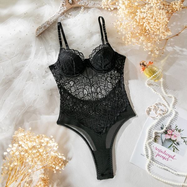 Body z koronką na specjalne okazje Orminda. Czarne body i gorsety Intica, bez wzorów, z koronki. Za 129,00 zł.