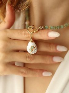 Pierres delicates Pozłacany naszyjnik z elementami ozdobnymi - dł. 45 cm rozmiar: onesize. Zielone naszyjniki Pierres delicates, z cyrkonią, pozłacane. Za 86,99 zł.