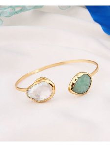 L'Atelier de Gaia Pozłacana bransoletka z amazonitami i masą perłową rozmiar: onesize. Białe bransoletki L'Atelier de Gaia, z perłą, pozłacane. Za 55,95 zł.