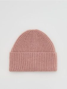 Czapka beanie z domieszką wełny - brudny róż. Czerwone czapki Reserved, bez wzorów, z wełny. Za 49,99 zł.