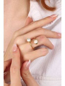 Pierres delicates Pozłacany pierścionek z perłami rozmiar: onesize. Żółte pierścionki Pierres delicates, z perłą, pozłacane. Za 78,47 zł.