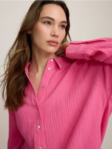 Koszula oversize z bawełnianego muślinu - intensywny róż. Czerwone koszule Reserved, l, bez wzorów, z bawełny, bez kołnierzyka, bez ramiączek. Za 99,99 zł.