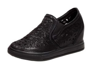 Czarne półbuty damskie sneakersy Jezzi Asa82-8. Czarne półbuty Jezzi, w ażurowe wzory, z zamszu, bez obcasa, na koturnie, bez zapięcia. Za 189,00 zł.