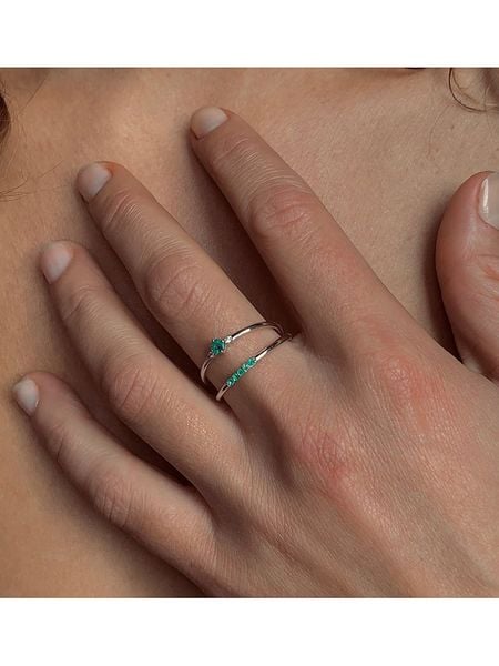 Les Petites Précieuses Srebrny pierścionek ze szmaragdami rozmiar: 56. Szare pierścionki Les Petites Précieuses, z szmaragdem, srebrne. Za 100,99 zł.