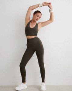 Damskie legginsy invisible scrunch, squat proof Shape Seamless zielone. Zielone legginsy AIM'N, bez wzorów, z dzianiny, z podwyższonym stanem, długie. Za 305,00 zł.