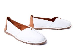 MANITU 840123-03 weiss, półbuty damskie. Białe półbuty Manitu, bez wzorów, ze skóry, bez obcasa, bez zapięcia. Za 319,90 zł.