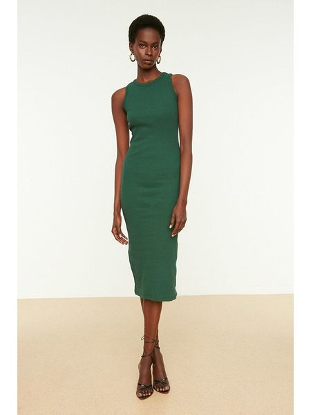 Trendyol Sukienka w kolorze zielonym rozmiar: M. Zielone sukienki Trendyol, na imprezę, m, bez wzorów, sportowe, bez kołnierzyka, bez ramiączek, midi, sportowe. Za 47,82 zł.