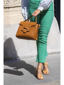 Victor & Hugo Paris Skórzana torebka "Ariel" w kolorze karmelowym - 26,5 x 23 x 8 cm rozmiar: onesize. Brązowe torebki klasyczne Victor & Hugo Paris, bez wzorów, z materiału, przez ramię, bez dodatków. Za 304,99 zł.