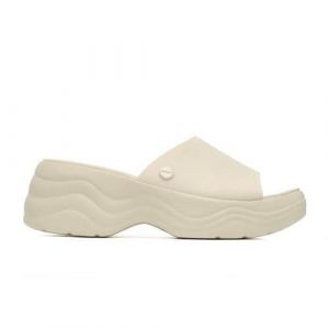 Klapki damskie Crocs Skyline Slide. Brązowe klapki Crocs, bez wzorów, z materiału, bez obcasa. Za 197,99 zł.