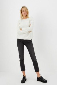 Spodnie jeansowe 7/8. Czarne jeansy MOODO, bez wzorów, z bawełny. W wyprzedaży za 25,99 zł.