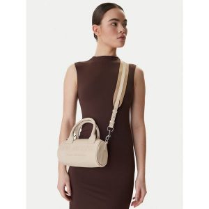 Torebka LOVE MOSCHINO. Białe torebki klasyczne LOVE MOSCHINO, bez wzorów, bez dodatków. Za 654,99 zł.