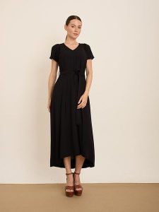 BGN Sukienka w kolorze czarnym rozmiar: 36. Czarne sukienki BGN, bez wzorów, z tkaniny, bez kołnierzyka, bez ramiączek, midi. Za 138,45 zł.