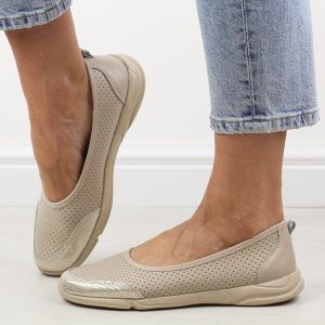 Beżowe lekkie skórzane baleriny damskie Jezzi 3621. Brązowe balerinki Jezzi, w ażurowe wzory, z jeansu, bez obcasa, na obcasie, bez zapięcia. Za 179,00 zł.