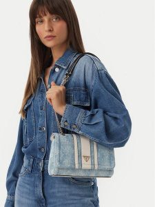 Guess Torebka Noelle II HWDL96 72210 Niebieski jasny. Niebieskie torebki klasyczne Guess, z aplikacjami, z materiału, bez dodatków. Za 525,99 zł.