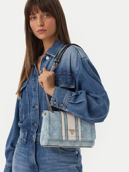 Guess Torebka Noelle II HWDL96 72210 Niebieski jasny. Niebieskie torebki klasyczne Guess, z aplikacjami, z materiału, bez dodatków. Za 498,99 zł.