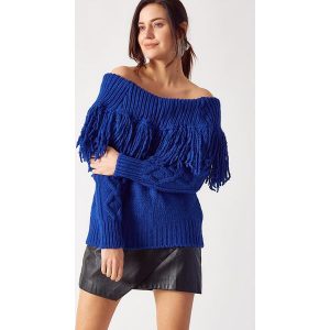Sweter w kolorze niebieskim. Niebieskie długie swetry marki Robin, z dekoltem w łódkę. W wyprzedaży za 189,95 zł.