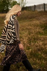 Dwukolorowy szalik. Szaliki MOODO, bez wzorów, z poliesteru. W wyprzedaży za 23,99 zł.