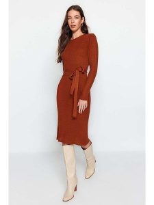 Trendyol Sukienka dzianinowa w kolorze jasnobrązowym rozmiar: L. Brązowe sukienki Trendyol, l, bez wzorów, z dzianiny, bez kołnierzyka, bez ramiączek, maxi. Za 91,56 zł.