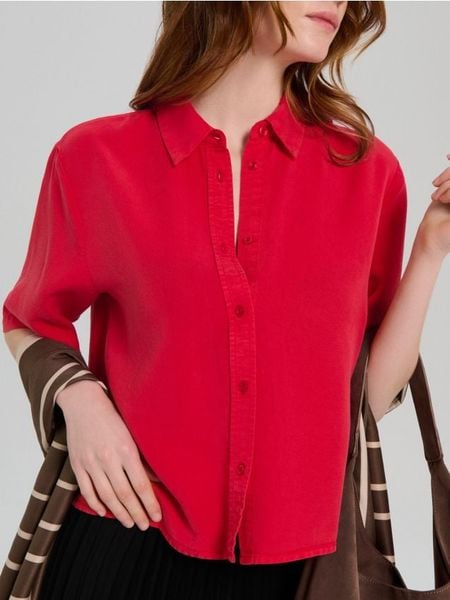 Koszula z krótkim rękawem z lyocellu - czerwony. Czerwone koszule Sinsay, l, bez wzorów, z lyocellu, bez kołnierzyka, bez ramiączek. Za 49,99 zł.