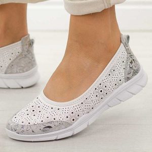 Białe ażurowe skórzane baleriny damskie S.Barski 5973. Białe balerinki S.BARSKI, w ażurowe wzory, z jeansu, bez obcasa, na płaskiej podeszwie, bez zapięcia. Za 179,00 zł.