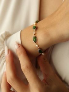 Pierres delicates Pozłacana bransoletka z kryształami rozmiar: onesize. Białe bransoletki Pierres delicates, z agatem, pozłacane. Za 52,99 zł.