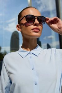 Koszula z wiązaniem błękitna. Niebieskie koszule MOODO, l, bez wzorów, z wiskozy, bez kołnierzyka, bez ramiączek. Za 119,99 zł.