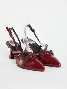 Trendyol Czółenka w kolorze czerwonym rozmiar: 39. Czerwone czółenka Trendyol, bez wzorów, bez obcasa, bez zapięcia. Za 104,99 zł.