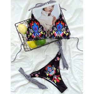 Bikini z kwiatowym wzorem i regulowanymi paskami na plażę Breanna. Bikini Intica, bez wzorów. Za 139,00 zł.
