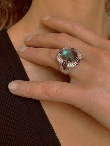 Les Petites Précieuses Pozłacany pierścionek z kamieniami szlachetnymi rozmiar: 52. Szare pierścionki Les Petites Précieuses, z cyrkonią, pozłacane. Za 382,13 zł.