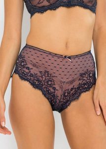 Figi maxi z delikatną koronką. Niebieskie figi bonprix, bez wzorów, z koronki. Za 39,99 zł.