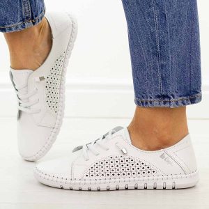 Białe ażurowe skórzane półbuty damskie Lee Cooper 4253. Białe półbuty Lee Cooper, na jesień, w ażurowe wzory, z jeansu, z okrągłym noskiem, bez obcasa, na płaskiej podeszwie, bez zapięcia. Za 219,00 zł.