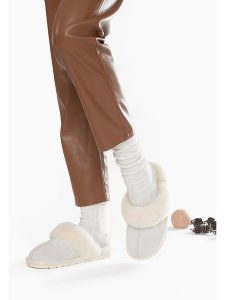 Gooce Wełniane kapcie "Emeline" w kolorze białym rozmiar: 41. Białe kapcie Gooce, bez wzorów, ze skóry. Za 173,99 zł.