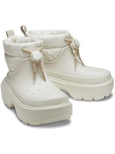 Crocs Botki zimowe "Stomp Puff" w kolorze kremowym rozmiar: 38/39. Brązowe botki Crocs, na zimę, bez wzorów, z materiału, bez obcasa, bez zapięcia. Za 254,14 zł.