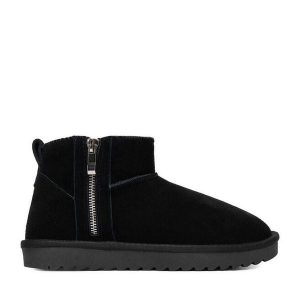 Śniegowce DeeZee. Czarne buty zimowe DeeZee, bez obcasa, bez zapięcia. Za 229,99 zł.