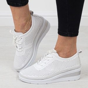 Białe SL skórzane ażurowe półbuty damskie na koturnie T.Sokolski 150. Białe półbuty Sokolski, w ażurowe wzory, ze skóry, bez obcasa, na koturnie, bez zapięcia. Za 299,00 zł.