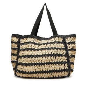Torebka DeeZee. Czarne shopper bag DeeZee, bez wzorów, bez dodatków. Za 129,99 zł.
