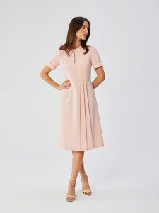 Stylove Sukienka w kolorze beżowym rozmiar: XL. Różowe sukienki Stylove, na co dzień, xl, bez wzorów, bez kołnierzyka, bez ramiączek, midi, proste. Za 241,56 zł.