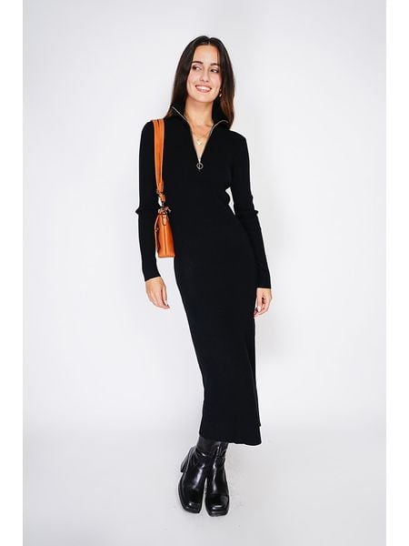 ASSUILI Kaszmirowa sukienka dzianinowa w kolorze czarnym rozmiar: 42. Czarne sukienki Assuili, bez wzorów, z dzianiny, klasyczne, bez kołnierzyka, bez ramiączek, maxi. Za 144,92 zł.