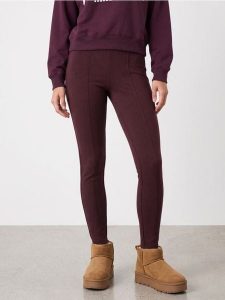 Legginsy z domieszką wiskozy - czerwony. Czerwone legginsy Sinsay, bez wzorów, z wiskozy. Za 39,99 zł.