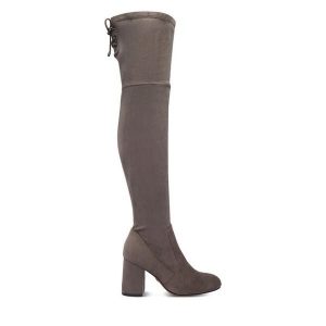 Kozaki Nine West. Szare kozaki Nine West, bez wzorów, bez obcasa, na słupku, bez zapięcia. Za 329,99 zł.
