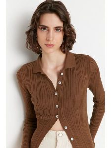 Trendyol Kardigan w kolorze jasnobrązowym rozmiar: M. Brązowe kardigany Trendyol, prążkowane. Za 60,99 zł.