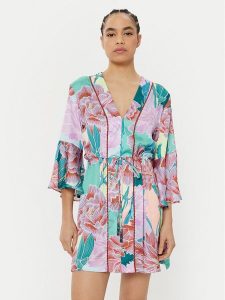 Maaji Sukienka letnia Japanese Eden PT2472CPO003 Fioletowy Regular Fit. Fioletowe kombinezony Maaji, na lato, l, bez wzorów, z syntetyku, bez kołnierzyka, bez ramiączek. Za 349,99 zł.