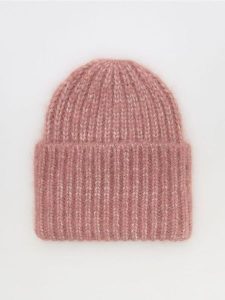 Czapka beanie - brudny róż. Czerwone czapki Reserved, bez wzorów. Za 49,99 zł.