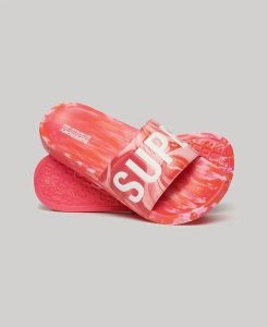 Superdry Marble Pool Sliders - klapki basenowe w marmurkowy wzór – HYPER FIRE. Czerwone klapki Superdry, bez wzorów, bez obcasa. Za 127,10 zł.