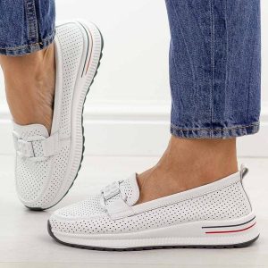 Białe ażurowane skórzane półbuty damskie T.Sokolski w26-604. Białe półbuty Sokolski, na jesień, w ażurowe wzory, z jeansu, z okrągłym noskiem, bez obcasa, na płaskiej podeszwie, bez zapięcia. Za 199,00 zł.